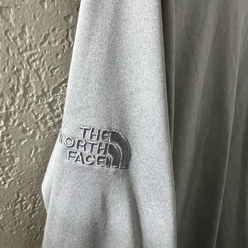 The North‎ Face Men’s Light Gray Quarter-Zip Pullover Size Large